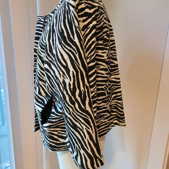 Chico’s – Modern Jacquard Zebra LS Jacket – Black/White (Chico’s Size 3)